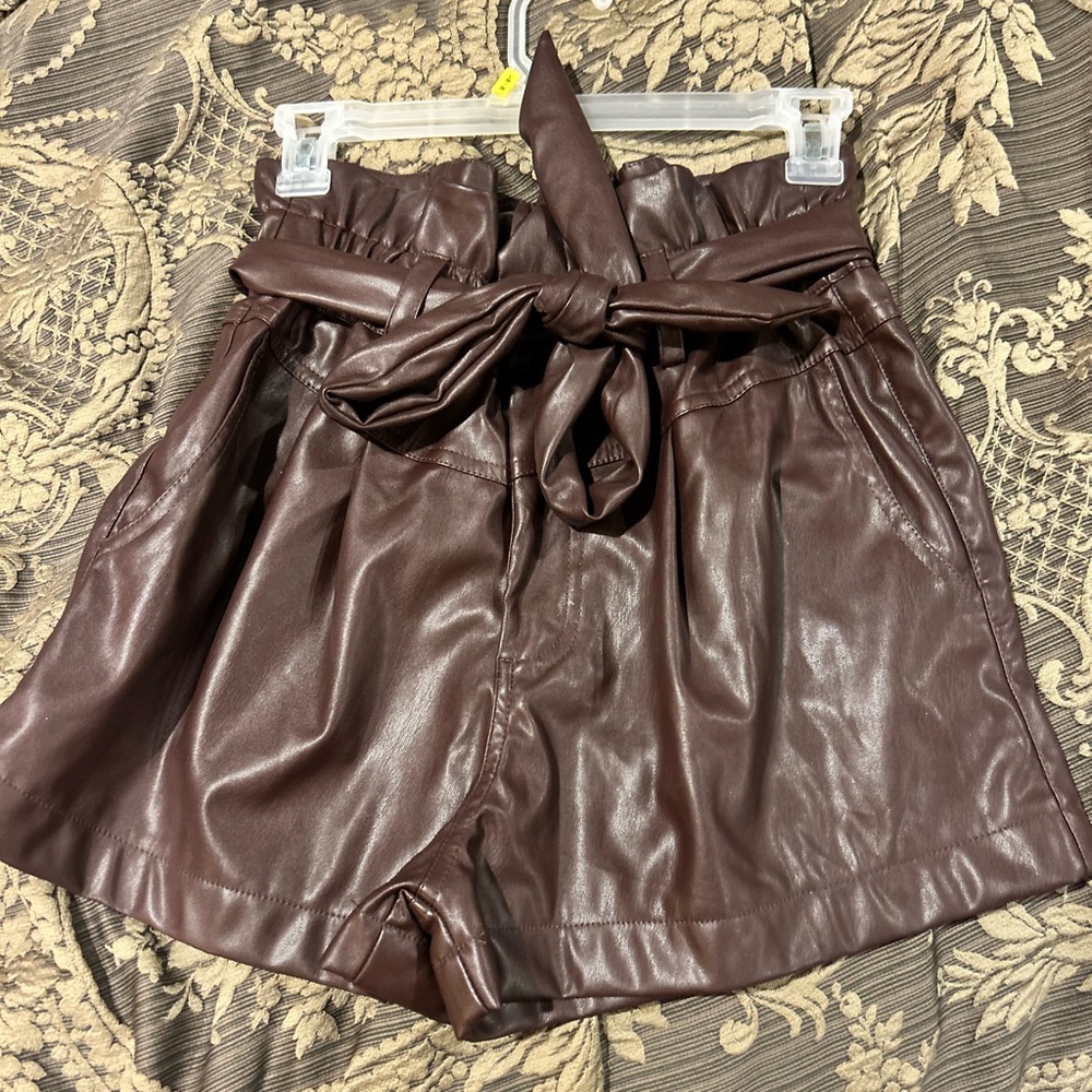 Small reddish brown puffy cute shorts with pockets.